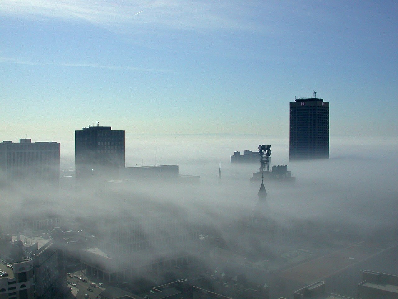 Условиях сильного тумана. Город в тумане. Туманный город. Густой туман в городе. Сильный туман в городе.