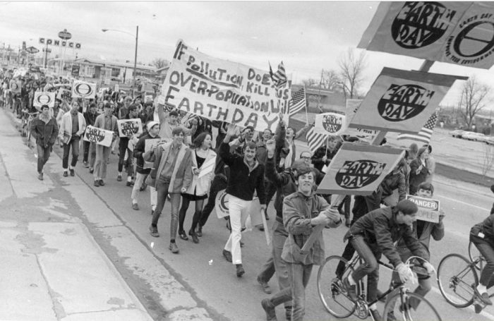 Studenti del Colorado manifestano durante la prima Giornata della Terra, nel 1970