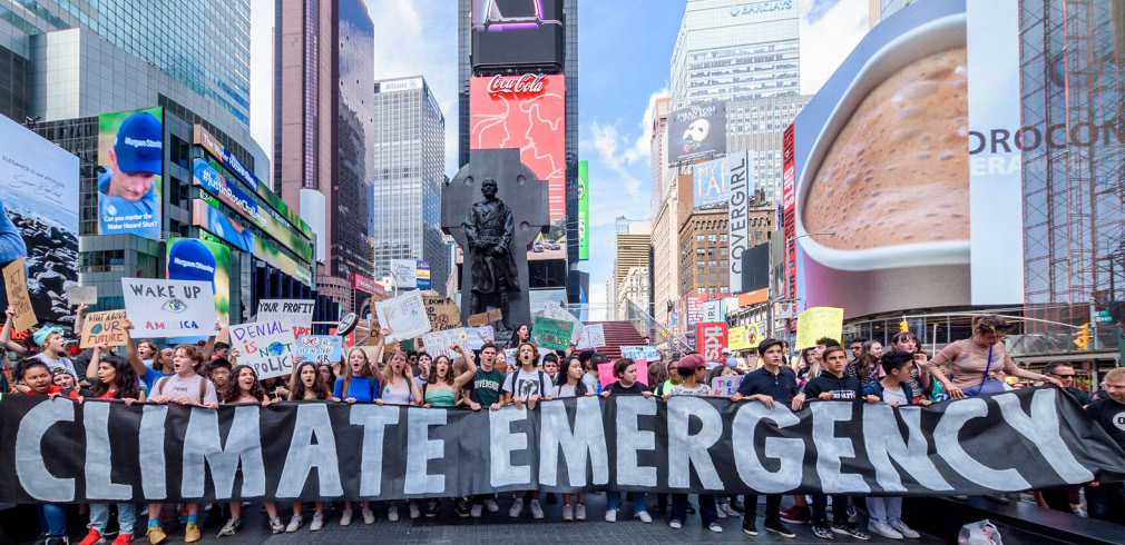 Una manifestazione a Times Square per chiedere il riconoscimento dell'emergenza climatica