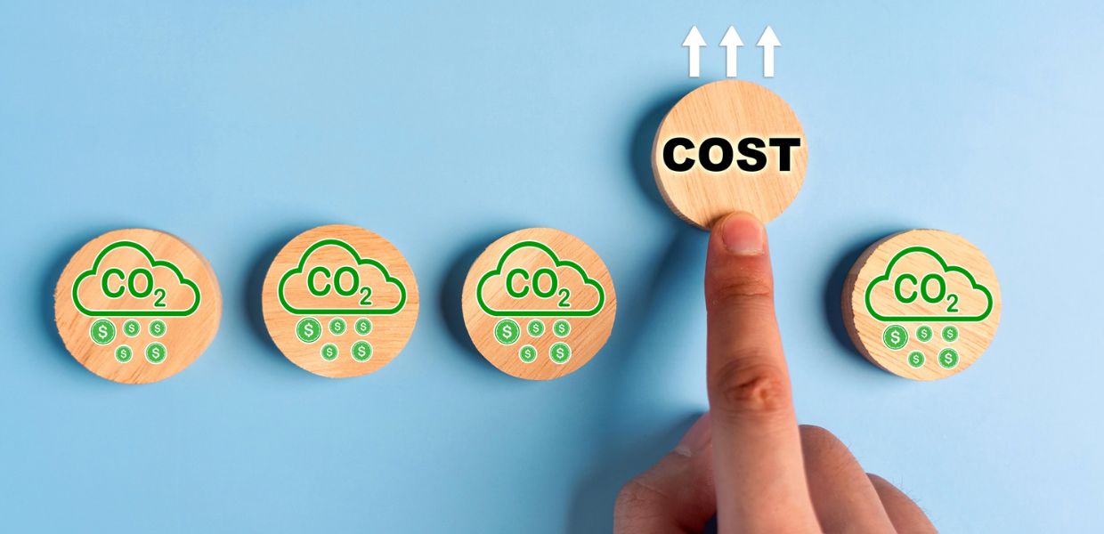 La tassa sul carbonio "carbon tax" (CBAM) mira a disincentivare economicamente l’uso di fonti energetiche inquinanti. Ma nel frattempo a Bruxelles si propongono rinvii ed esenzioni. 