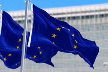 Accelerare la transizione verso le energie rinnovabili, promuovere la decarbonizzazione e garantire una capacità manifatturiera adeguata alle tecnologie verdi in Europa. Questi sono gli obiettivi del Clean Industrial Deal (CID)