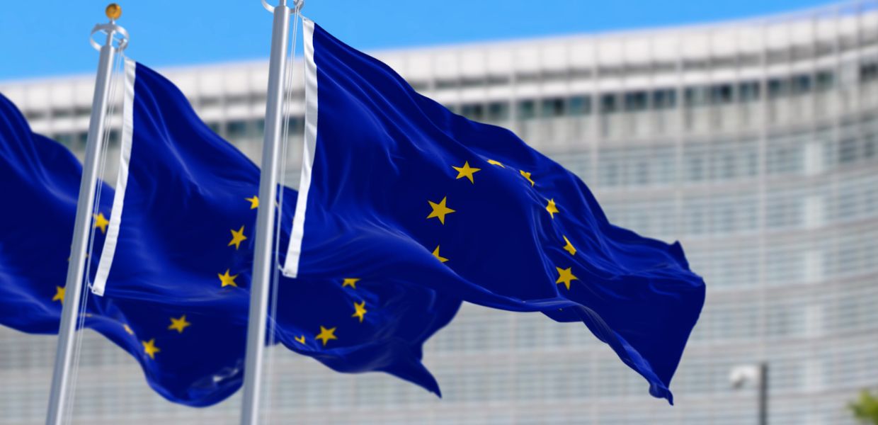 Accelerare la transizione verso le energie rinnovabili, promuovere la decarbonizzazione e garantire una capacità manifatturiera adeguata alle tecnologie verdi in Europa. Questi sono gli obiettivi del Clean Industrial Deal (CID)