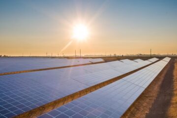 Lo scorso anno, la produzione di rinnovabili ha fornito una quota record del 32% dell'elettricità globale. A dirlo è il Global Electricity Review 2025 di Ember, think tank energetico globale che ogni anno analizza i dati sull’elettricità di 215 paesi. Il merito va, in particolare all’energia solare e al fotovoltaico.