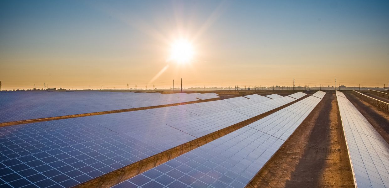 Lo scorso anno, la produzione di rinnovabili ha fornito una quota record del 32% dell'elettricità globale. A dirlo è il Global Electricity Review 2025 di Ember, think tank energetico globale che ogni anno analizza i dati sull’elettricità di 215 paesi. Il merito va, in particolare all’energia solare e al fotovoltaico.
