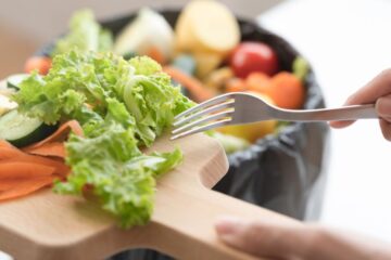 Tra i cibi più sprecati ci sono frutta fresca e pane. I dati dell'Osservatorio Waste Watcher.