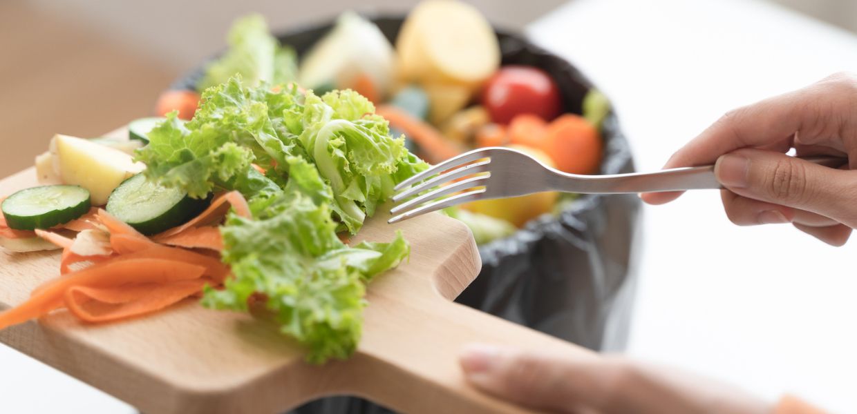 Tra i cibi più sprecati ci sono frutta fresca e pane. I dati dell'Osservatorio Waste Watcher.