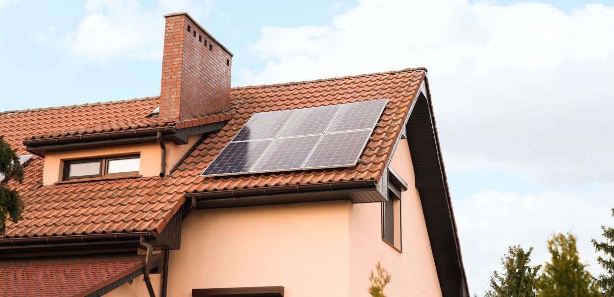 L'obiettivo del FNRE è non solo quello di incrementare la diffusione delle rinnovabili, ma anche quello di contrastare la povertà energetica. Ecco chi può usufruirne. 