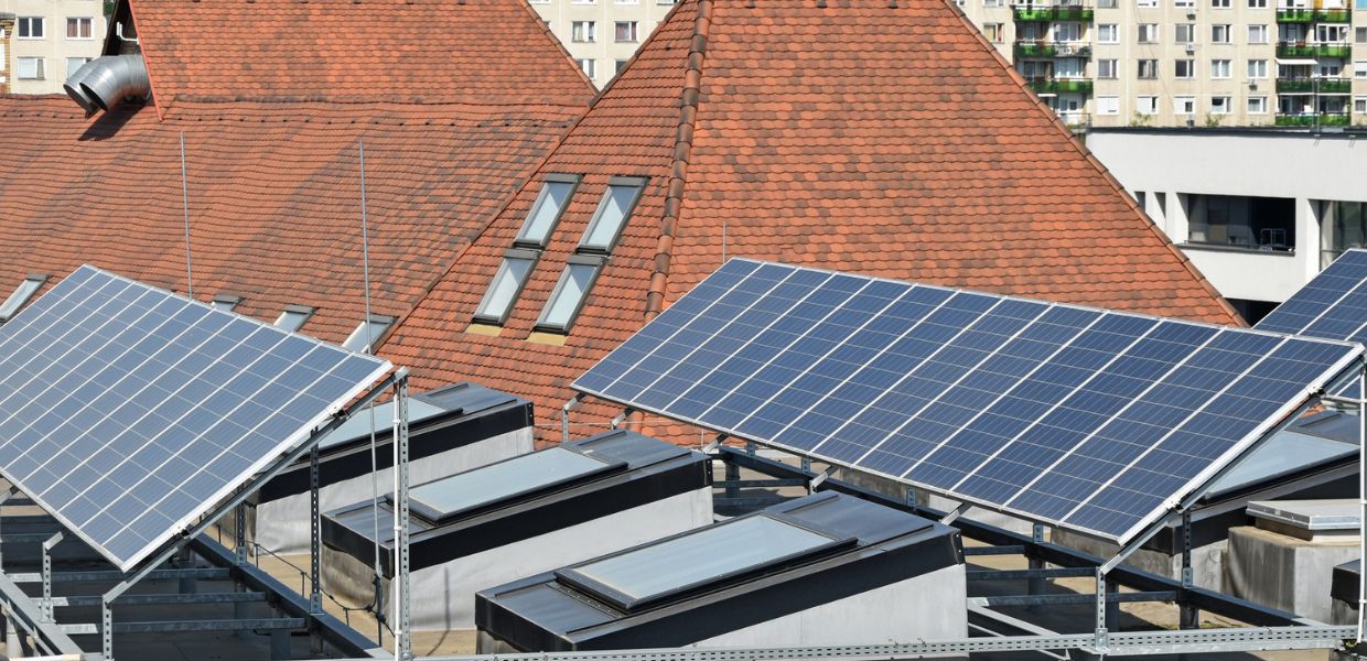 La presenza del fotovoltaico sul tetto non può essere più percepita in assoluto come fattore di disturbo visivo nei centri storici. Ecco cosa ha decretato il Consiglio di Stato.
