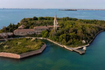 L’isola di Poveglia nella laguna di Venezia sarà finalmente un parco pubblico. Dopo undici anni di battaglie civiche contro la privatizzazione e la turistificazione, la parte nord dell’isola è stata concessa dal Demanio all’associazione Poveglia per tutti