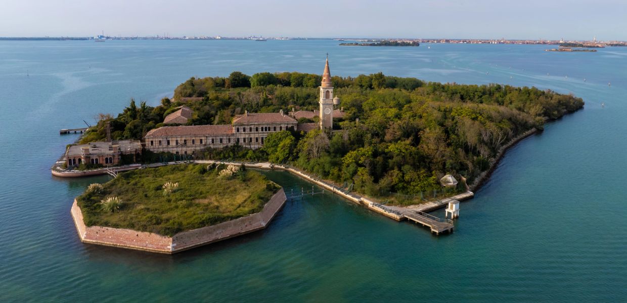 L’isola di Poveglia nella laguna di Venezia sarà finalmente un parco pubblico. Dopo undici anni di battaglie civiche contro la privatizzazione e la turistificazione, la parte nord dell’isola è stata concessa dal Demanio all’associazione Poveglia per tutti