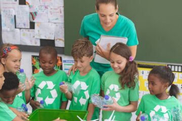 Riutilizzo di zaini e pennarelli ancora in buono stato, borracce e second hand. Ecco come ritornare tra i banchi di scuola in maniera più sostenibile.