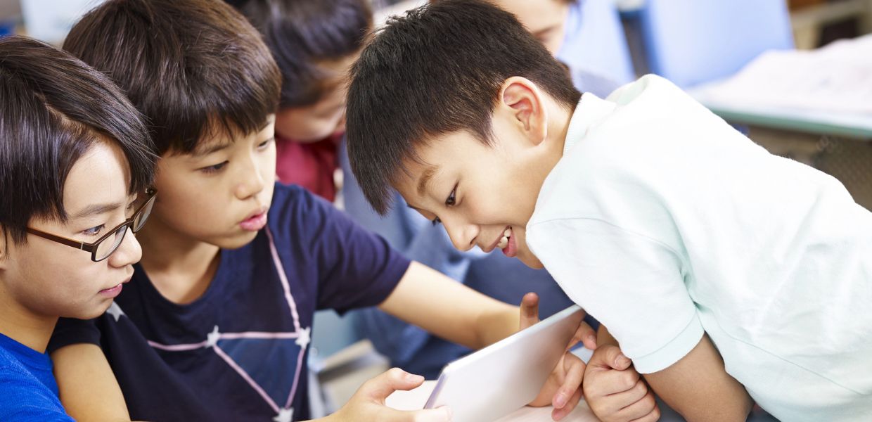 I bambini in Giappone, oltre a studiare, vengono abituati sin da piccoli a pulire e a riordinare le aule ogni giorno, per comprendere quanto sia importante vivere in un ambiente pulito e ordinato quando sono a scuola.